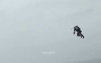 British Marines landing on a warship using a rocket pack that can reach speeds of up to 120 kilometers per hour.