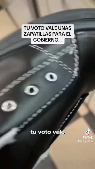 La Matanza: Con estas zapatillas berretas pretenden comprar votos.