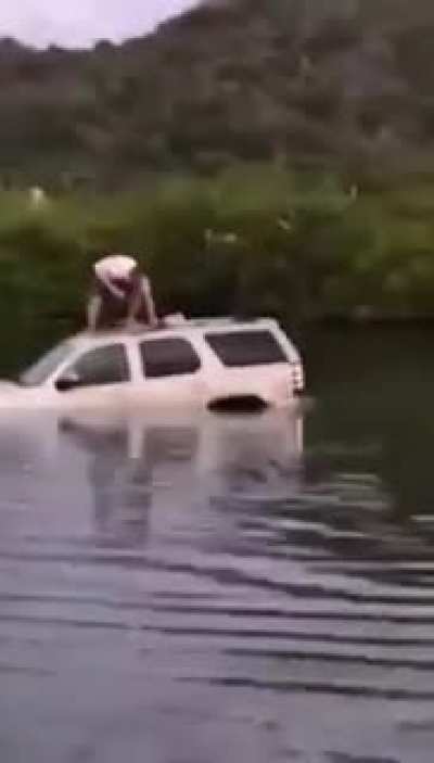 Dutch guy drives car into lake,Curacao