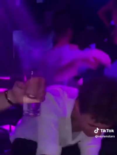 Max Verstappen embrazando na balada ao som de funk 