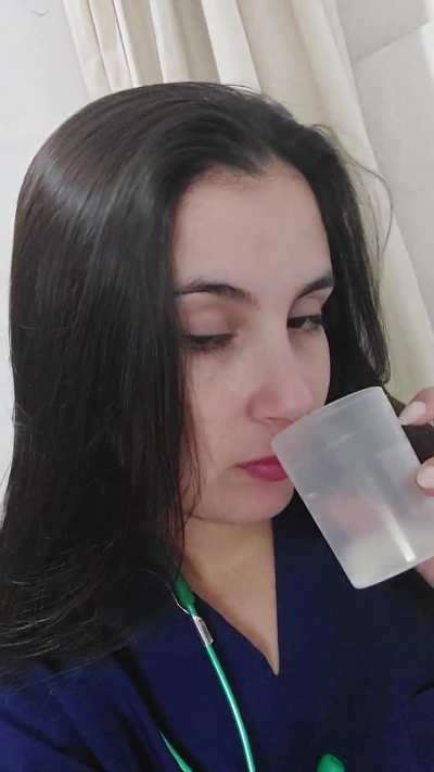 dice que si se suscriben 5 personas a ella  , se bebe el semen de su paciente 😯🤔🔥