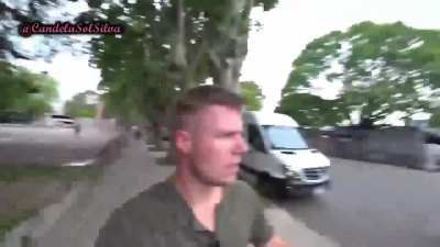 Youtuber de Sudáfrica se adentra en las profundidades de la villa 31 y un parrillero le recuerda que esta en Argentina no en Finlandia.