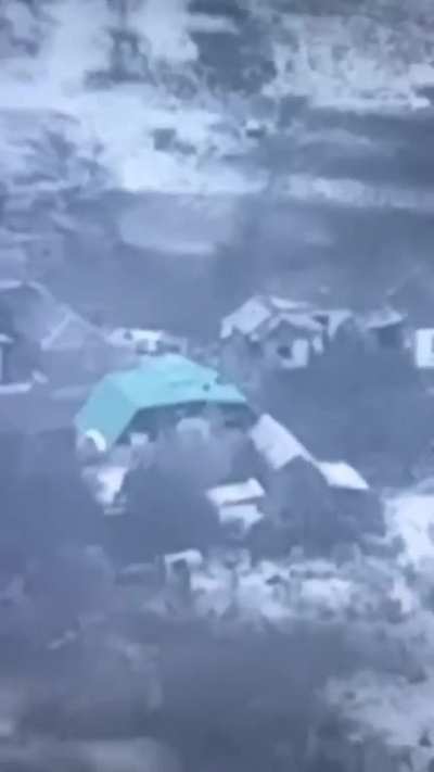 A new footage from Magyar, taken somewhere on the outskirts of Soledar. About 25 Russian newcomers found a house to settle in but their stay was interrupted...