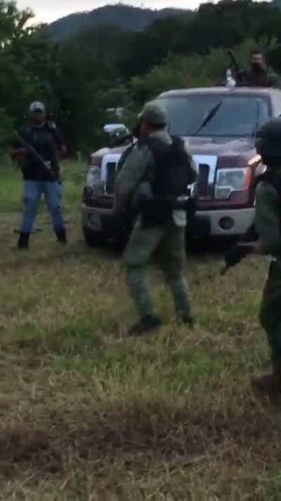 Mercenarios bailando la cumbia de tilín