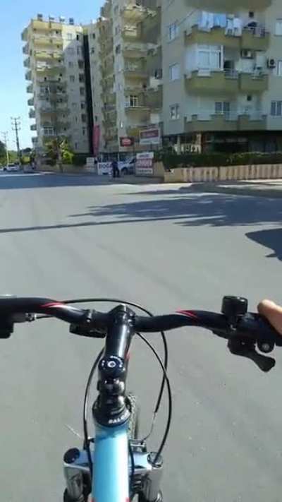 Bisikletle giderken yolda arabanın aynasına çarpıp kaçmaya çalışan mal