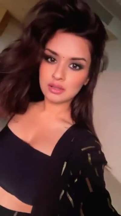 Avneet Kaur making her boobs look big by keeping her arms close to her body😍