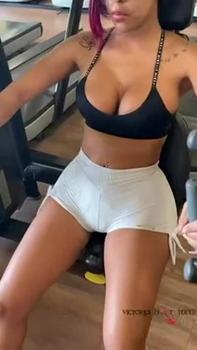 I love to show my boobs on the gym [oc]