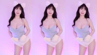 y970308 dances to I Want to be a Cat