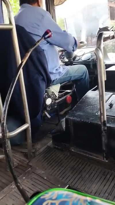 Filmaron al final boss de los choferes de bondi circulando por González Catán
