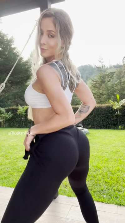 I love how my butt looks in this outfit... so I'm gonna shake it for ya!