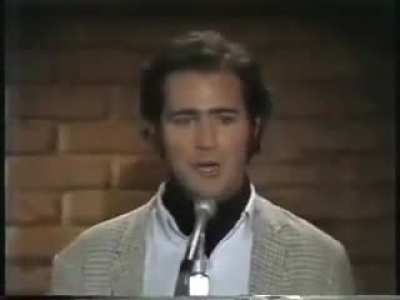 Performance histórica do comediante Andy Kaufman. Seus números de comédia fugiam do comum até os dias de hoje. Conseguindo tirar humor através do constrangimento, temos registrados momentos como esse: