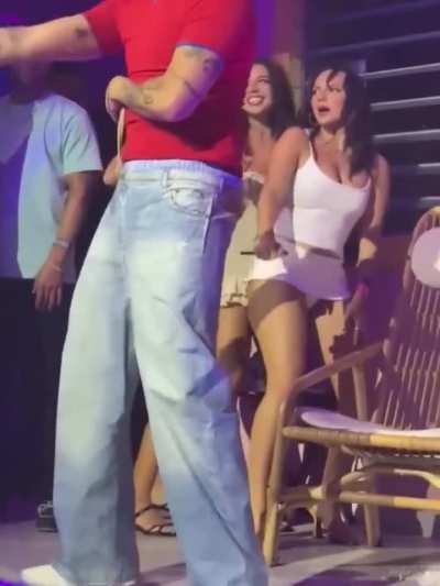 Dafne Keen dancing