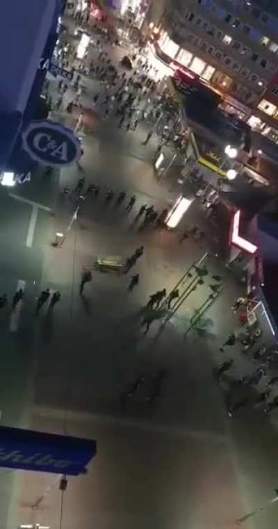 Viyana'da Türklere kavga etmeye çalışıp başar<wbr>amadı<wbr>kları için kaçan k*rtler hakkında ne düşün<wbr>üyors<wbr>unuz?