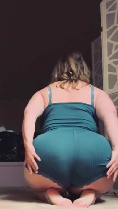 Mommy confession: nothing makes my pussy drip faster than grinding my ripe ass on a younger guy’s face and letting loose wet, rumbly farts I make Him Sniff.