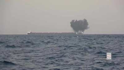 Footage of two Houthi kamikaze boats hitting the Greek-owned carrier 