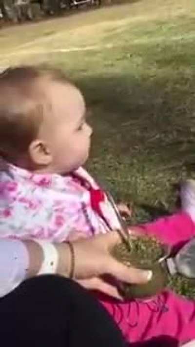 Bebé prueba mate por primera vez