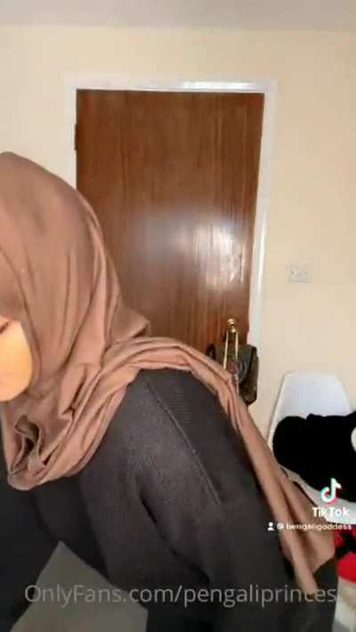 Hijabi goddess