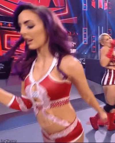 Peyton flipping her hair and looking so ridiculously sexy🤩<wbr>🤩🤩