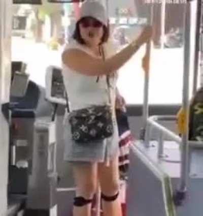 桃園國文老<wbr>師搭公車因<wbr>為沒有冷氣<wbr>，生氣到大<wbr>罵獨裁民進<wbr>黨和國民黨<wbr>都是爛貨，<wbr>說台灣就是<wbr>中國的，台<wbr>灣屬於中國<wbr>管轄範圍內<wbr>。