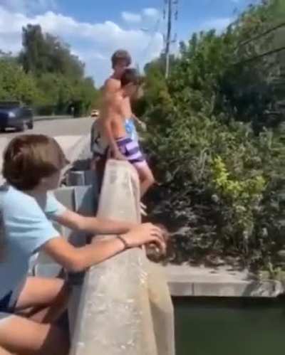 2 dudes jumping of a bridge