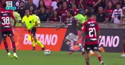 Marcelo dando caneta e rindo