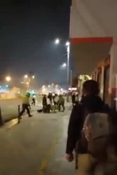 El se acostó solo.