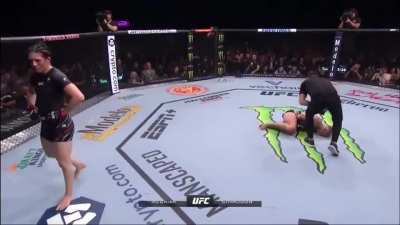 WOW! Irene Aldana finish Macy with a HEEL to the liver