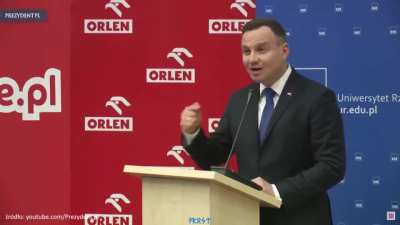 Matura za pasem. Jak nie wiecie jak cały czas trzymać się na wysokim c to bierzcie przykład z Adriana.