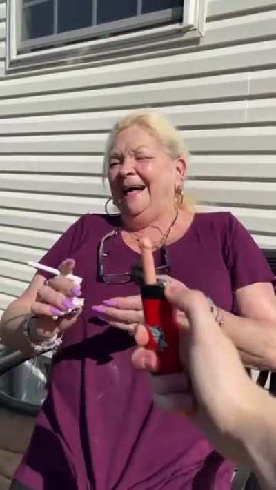 Eu tenho isqueiro caso queira acender cigarro.