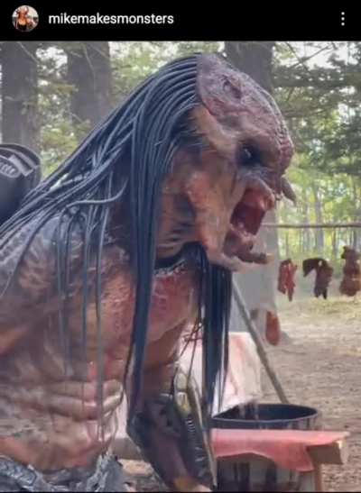 BTS footage of the unmasked practical Feral Predator.