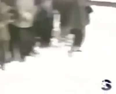 muska takılan horoza mermi işlemiyor. cok ilginç bi video amk anlamadım bi sahtekarlık var ama ney
