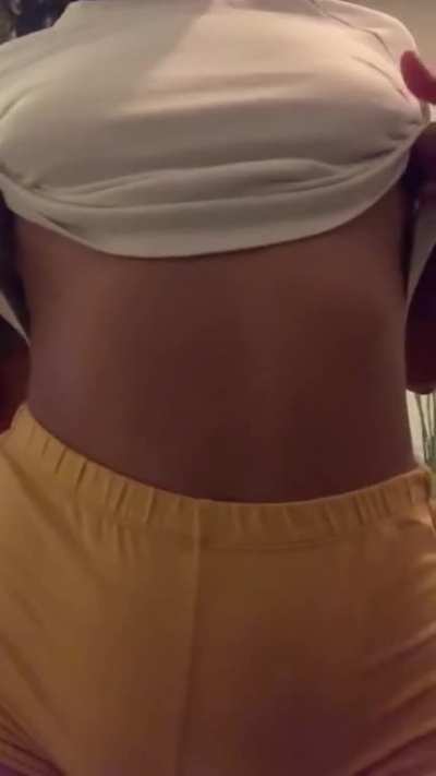 Thick bottom tiny top 😏