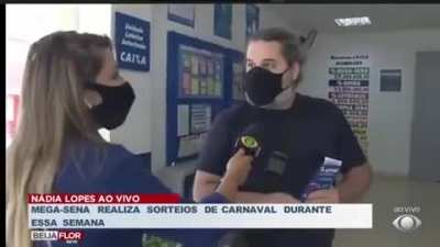 Rapaz respondendo que financiaria a campanha do Lula se ganhasse na Mega-Sena ao vivo.