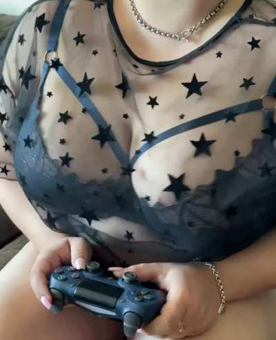 Italian gamer girl. Smash or pass?