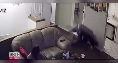 Man armed with a shotgun tries to rob the wrong house