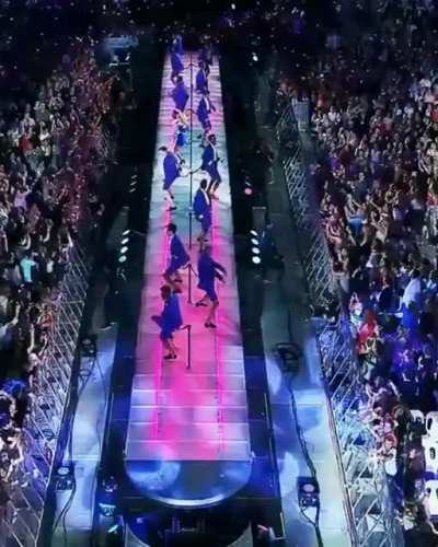 I love Taylors shake it off moves