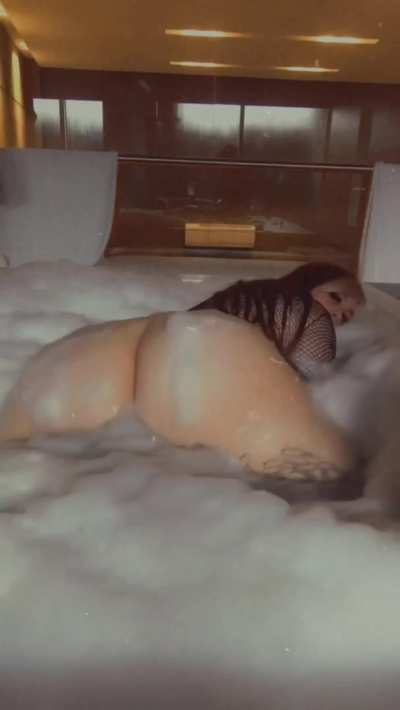 Jacuzzi twerk