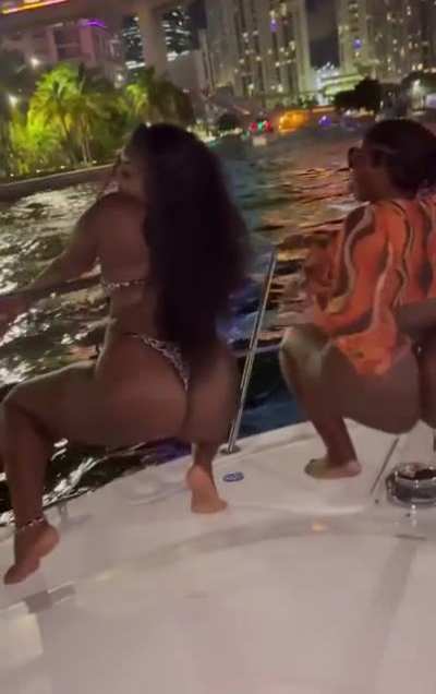 thick hoes😮<wbr>‍💨🍑