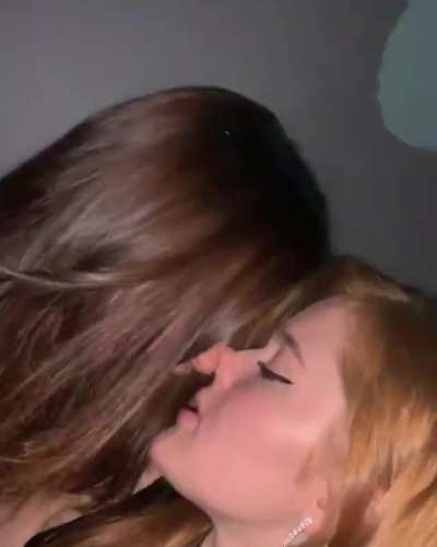 Hot kissing