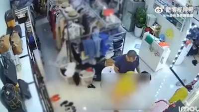 一服装店老<wbr>板娘遇持刀<wbr>歹徒劫财劫<wbr>色，上演教<wbr>科书式自救<wbr>！