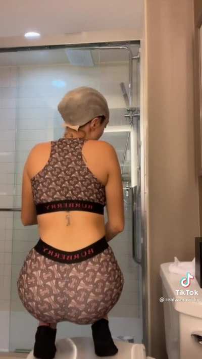 Tight lil body