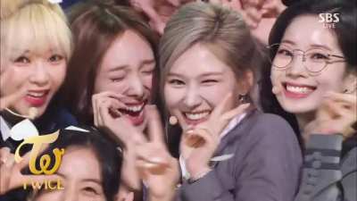 211121 TWICE all squeezing so that they can all be the ending fairies