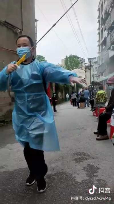 文案：排队做核酸志愿者给全民消毒#向一线工作者致敬