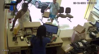 Criminal gets shot trying to rob a store