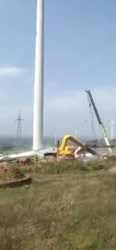 Кран сложился при при зборке ветряка - Китай 19.09.2020