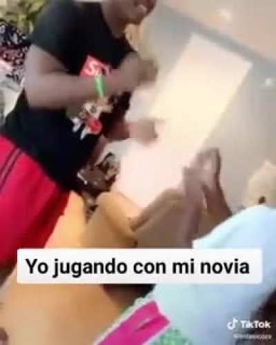Es gracioso porque le pega a una mujer