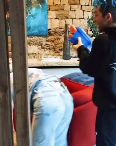 Aus dem Video: „Helium Challenge mit Wasser Bestrafung...“ von Rezo