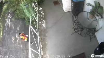 Delivery guy practicing frisbee golf with some rare vinyl in Malvern East yesterday. Repost bc of a bad title (I think).