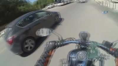 Bundan 4 sene önce bu videoyu haberlerde izlemiştim ve çok gülmüştüm. Az önce motor kazası videosuna denk gelince 4 sene aradan sonra bu video aklıma geldi, Youtube’a yazdım izledim. Fakat bu sefer gülmekten daha çok üzüldüm. Tabi “bir senedir motora binm