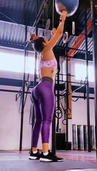 Buen culo rebotando nalgas